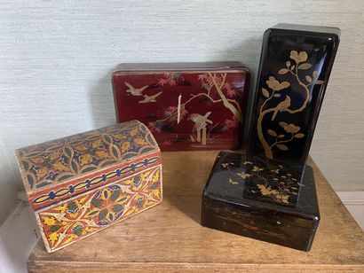 null JAPAN 

Three lacquer boxes decorated with birds and flowering branches, one...