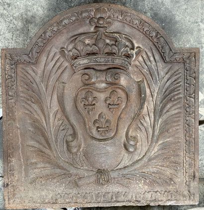 null Cast iron CHIMNEY PLATE with central decoration of the arms of France topped...