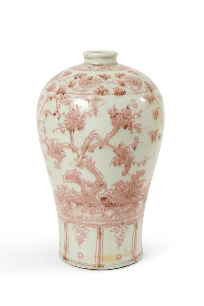 null CHINA

Meiping form porcelain vase with copper red decoration of the three friends...