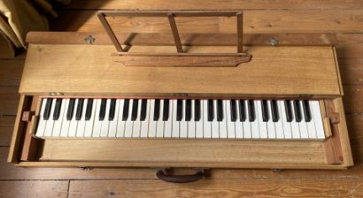 null Portable PIANO in natural wood. 



A wooden zither is attached.