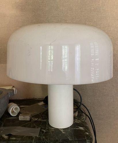 null GUZZINI Editeur, Italie

Lampe de table en plastique blanc de forme champignon....