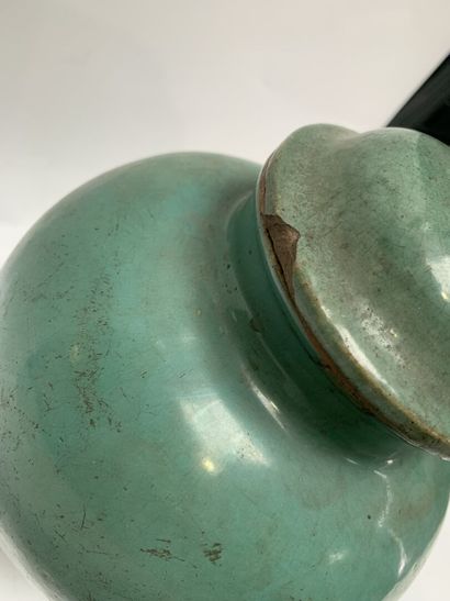 null CHINE, XIXe siècle 

Potiche couverte en grès émaillé céladon turquoise. 

Haut....