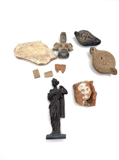 null Set of terracotta and ancient ceramics including two oil lamps, a fragment of...