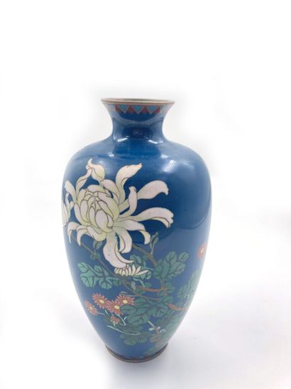 null JAPAN

Cloisonné enamel baluster vase with floral decoration. 

Height: 25 ...