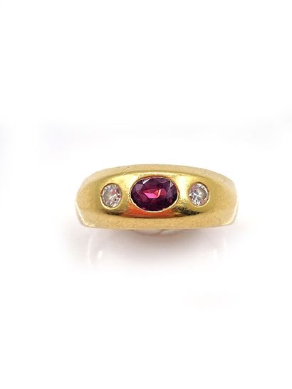 null Yellow gold ring set with a rose-colored stone and two diamonds in a closed...