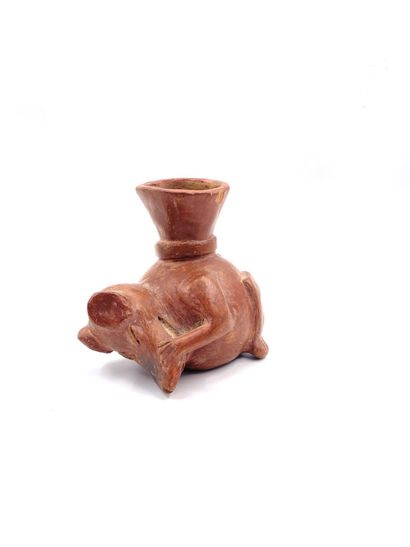 null Vase en terre cuite en forme de cochon se tenant le museau. 

Style précolombien....