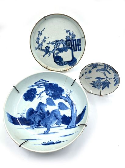 null CHINA

A dish and two cups in porcelain decorated in Hue blue with perched birds...
