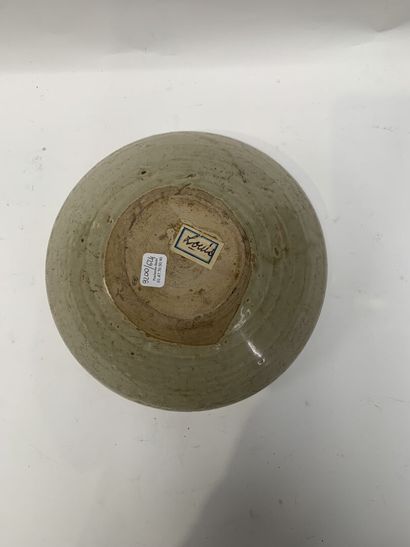 null VIETNAM

Beige glazed stoneware bowl. 

Trân dynasty, 13th century - 14th century...