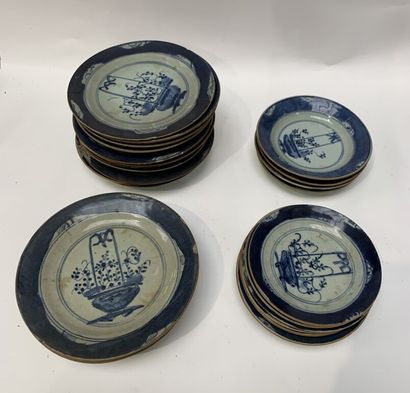 null CHINA, 20th century

Set of sixteen plates and eleven small porcelain plates...