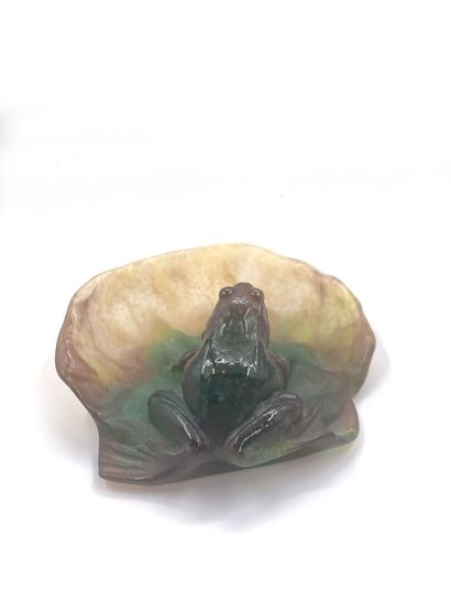 null DAUM, France

Glass paste pocket with a frog decoration. Signed under the base....