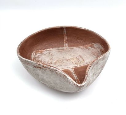 null Mado JOLAIN (1921-2019)

Free-form bowl in beige and ochre enamelled ceramic...
