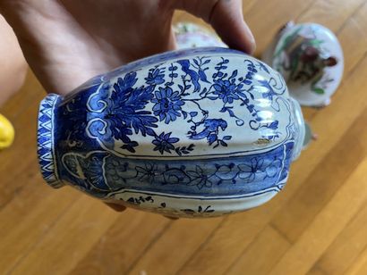 null Small lot of ceramics including a Delft vase, a covered sugar bowl on its saucer...