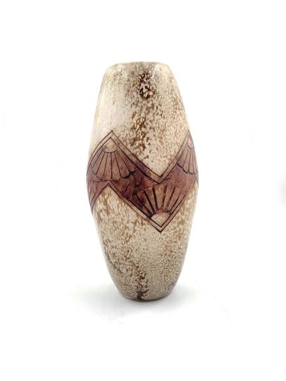 null LEGRAS

Vase Art déco en verre de forme oblongue à décor jaspé et gravé de motifs...