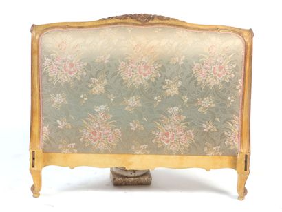 null BOIS DE LIT en bois sculpté et doré à décor de fleurettes. 

Style Louis XV

H....