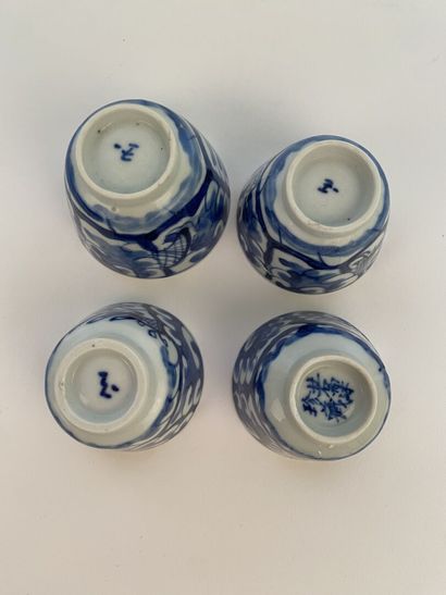 null VIETNAM

Ensemble comprenant un pot à pinceau en porcelaine blanc bleu à décor...