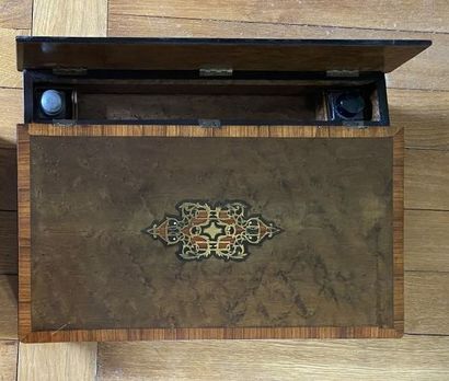 null A WRITING BOARD in burl veneer and brass marquetry. 

19th century 

9 x 35,5...