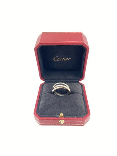 null CARTIER

Three-ring ring in 18K white gold

Weight : 11,7 g. 



A Cartier case...