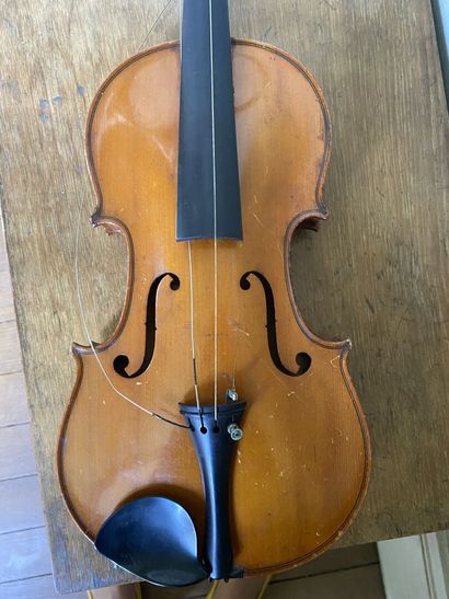 null 4/4 violin and two bows in their case. 

Total length : 59 cm; Body length 35...
