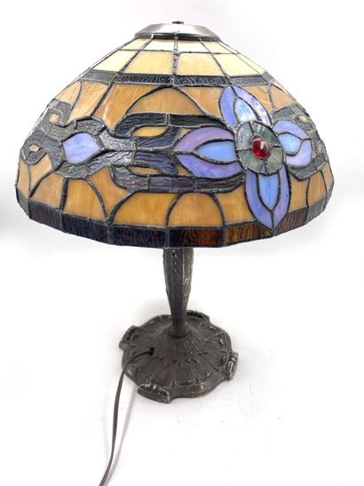 null LAMP of table in silver plated metal, the lampshade in resin. 

Style 1900

Height:...