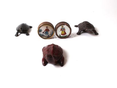 null CHINE, XXe siècle 

Trois tortues en bronze, cuivre et bois sculpté. 

L. 10...