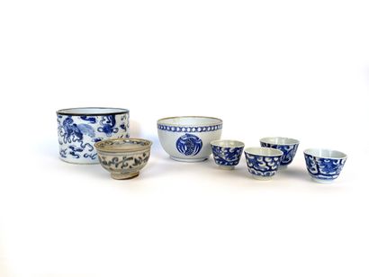 null VIETNAM

Set including a blue-white porcelain brush pot decorated with circled...