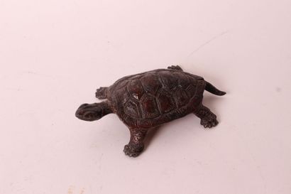 null CHINE, XXe siècle 

Trois tortues en bronze, cuivre et bois sculpté. 

L. 10...
