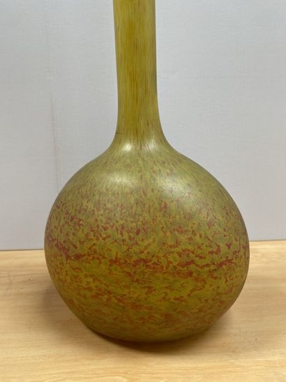 null DAUM

Large Berluze Vase 

Proof in yellow marbled glass. Signed in the decoration...