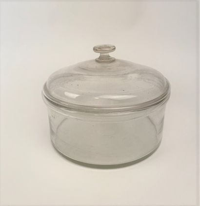null Covered DRAGUE of round shape in blown glass with flat bottom. 

Late 18th -...