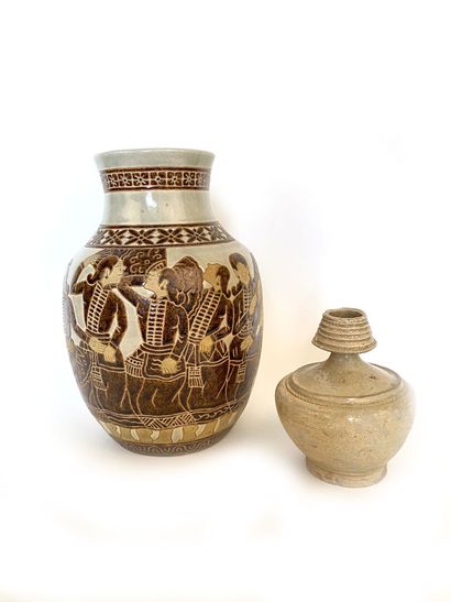 null VIETNAM, Bin Hoa et Tan Hoa, vers 1920

Grand vase en céramique émaillé à décor...