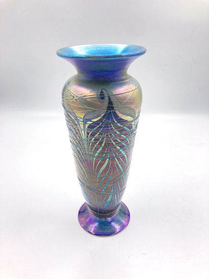 null Dans le gout de Loetz

Grand vase en verre irisé bleu et violet. 

Haut. 30...