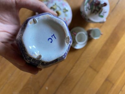 null Small lot of ceramics including a Delft vase, a covered sugar bowl on its saucer...