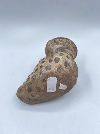 null Vase in polychrome baked head forming a leopard head.

Pre-Columbian work 

Height...