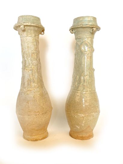 null CHINE 

Deux vases en grès émaillé à long col. 

Haut. 32 cm 

Éclats