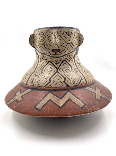 null Grand vase en terre cuite polychrome à décor d'une femme.

Travail péruvien.

H...