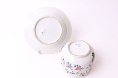 null CHINE

Tasse couverte et sa soucoupe en porcelaine à décor polychrome des émaux...