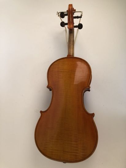 null Violin made in Méricourt bearing the label "F. Breveté de S.M.G, Duchesse d'Angoulême".

20th...