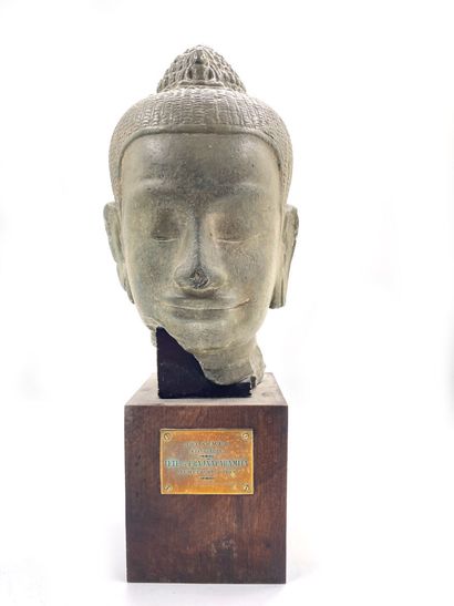null Reproduction en plâtre patiné d'une tête Khmer de bouddha. 

XXe siècle 

Haut....