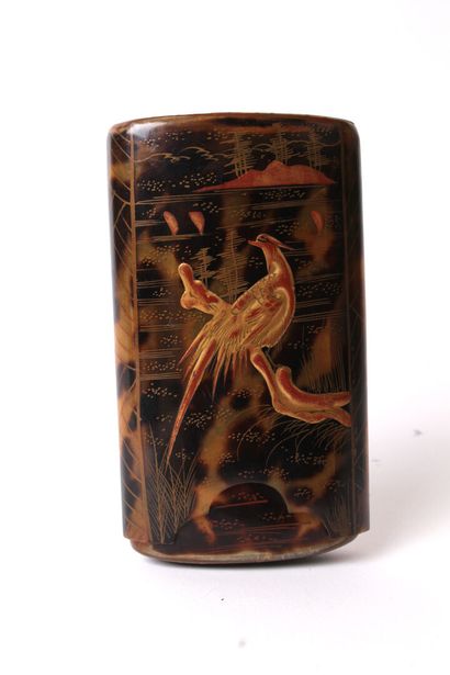 null JAPAN - MEIJI period (1868 -1912)

Cigar case in tortoise shell with gold and...