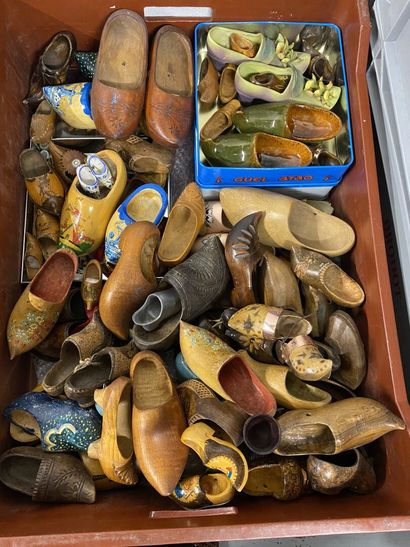 null Important set of clogs in ceramics, wood, papier-mâché, with various models...