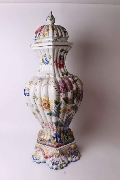null NOVE DI BASSANO 

Vase de forme balustre à côtes torses en faïence à décor polychrome...