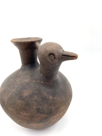 null Terracotta vase decorated with birds. 

Pre-Columbian style

Height 17 cm