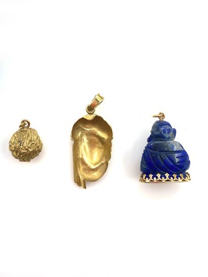 null Set of three 18K yellow gold pendants including a cherub head (5.9 g), a draped...