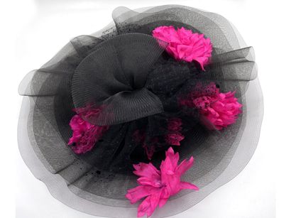 null Set of several hats, bibis, felt, straw, feather, in a hat box.