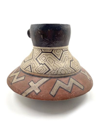 null Grand vase en terre cuite polychrome à décor d'une femme.

Travail péruvien.

H...