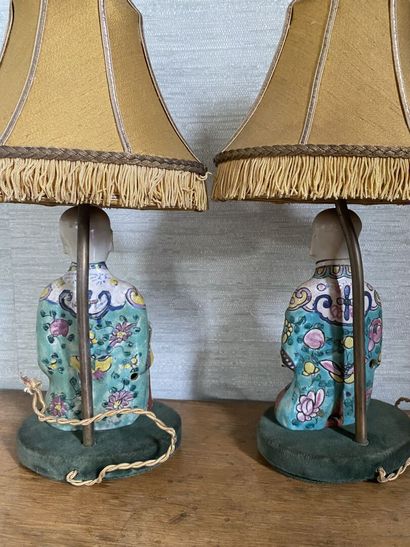 null PAIR OF LAMPS of table with decoration of Chinese porcelain. 

Total height...