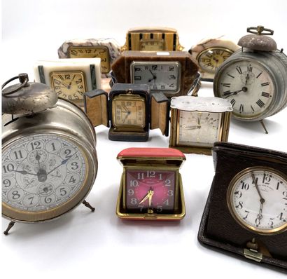 null Set of alarm clocks of various models (metal, hard stone,...) and small trinkets...