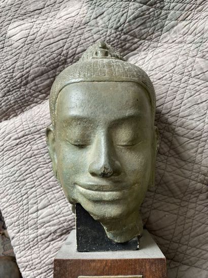 null Reproduction in patinated plaster of a Khmer head of Buddha. 

20th century...