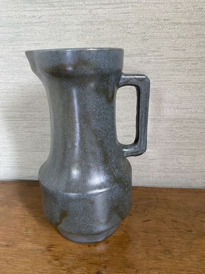 null Set of two modern ceramics including a pitcher with a handle (Height 22 cm)...