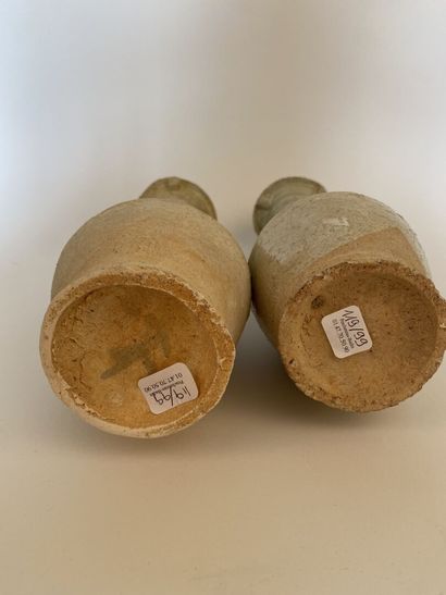 null CHINE 

Deux vases en grès émaillé à long col. 

Haut. 32 cm 

Éclats