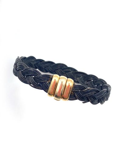 null BRY Paris

Bracelet in braided elephant hair, the clasp in 18K yellow gold signed....
